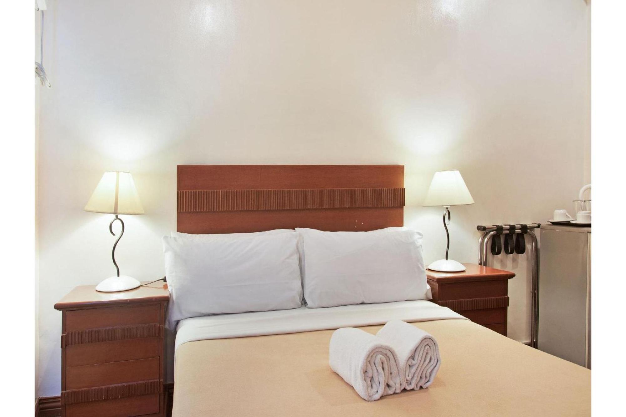 Townhouse Oak Avitel Hotel Near Osmena Highway, Pnr Pasay Station, Metro Manila マカティ エクステリア 写真